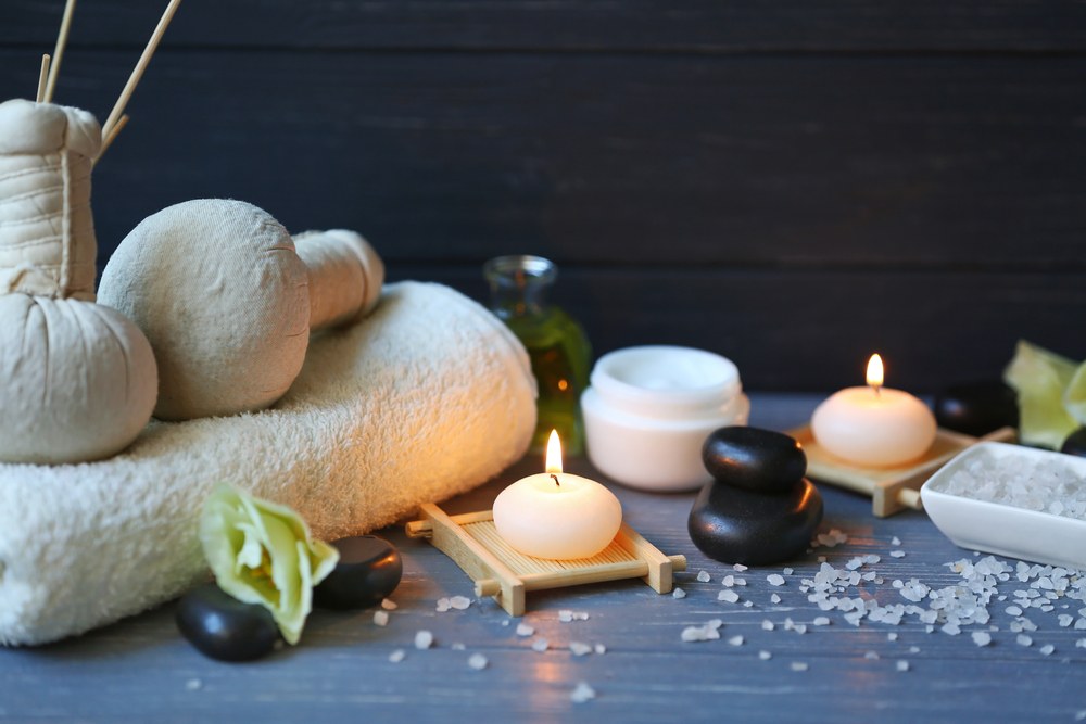 Todo lo necesario para tu masaje a domicilio: toallas, aceites, crema, velas y piedras de spa, sin personas